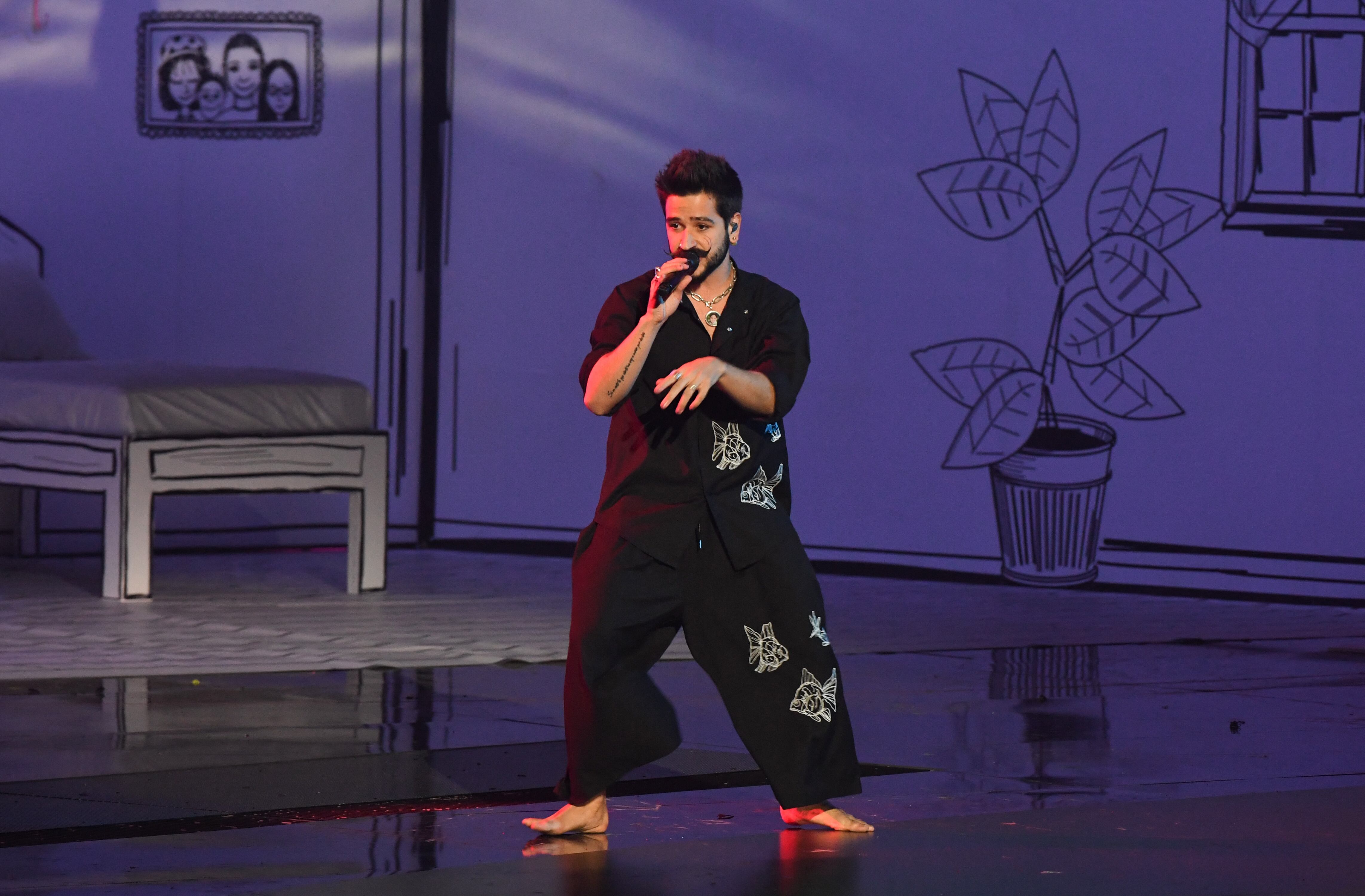 El cantante colombiano Camilo se presentó durante la 22a entrega anual de los premios Grammy Latinos en el MGM Grand Arena de Las Vegas, Nevada, el 18 de noviembre de 2021 (Foto de Valerie MACON / AFP).