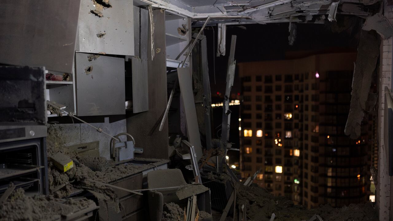 Un edificio dañado se ve en Kiev, Ucrania, el 13 de julio de 2023 tras ataques aéreos rusos contra la capital ucraniana. (AP Foto/Jae C. Hong)