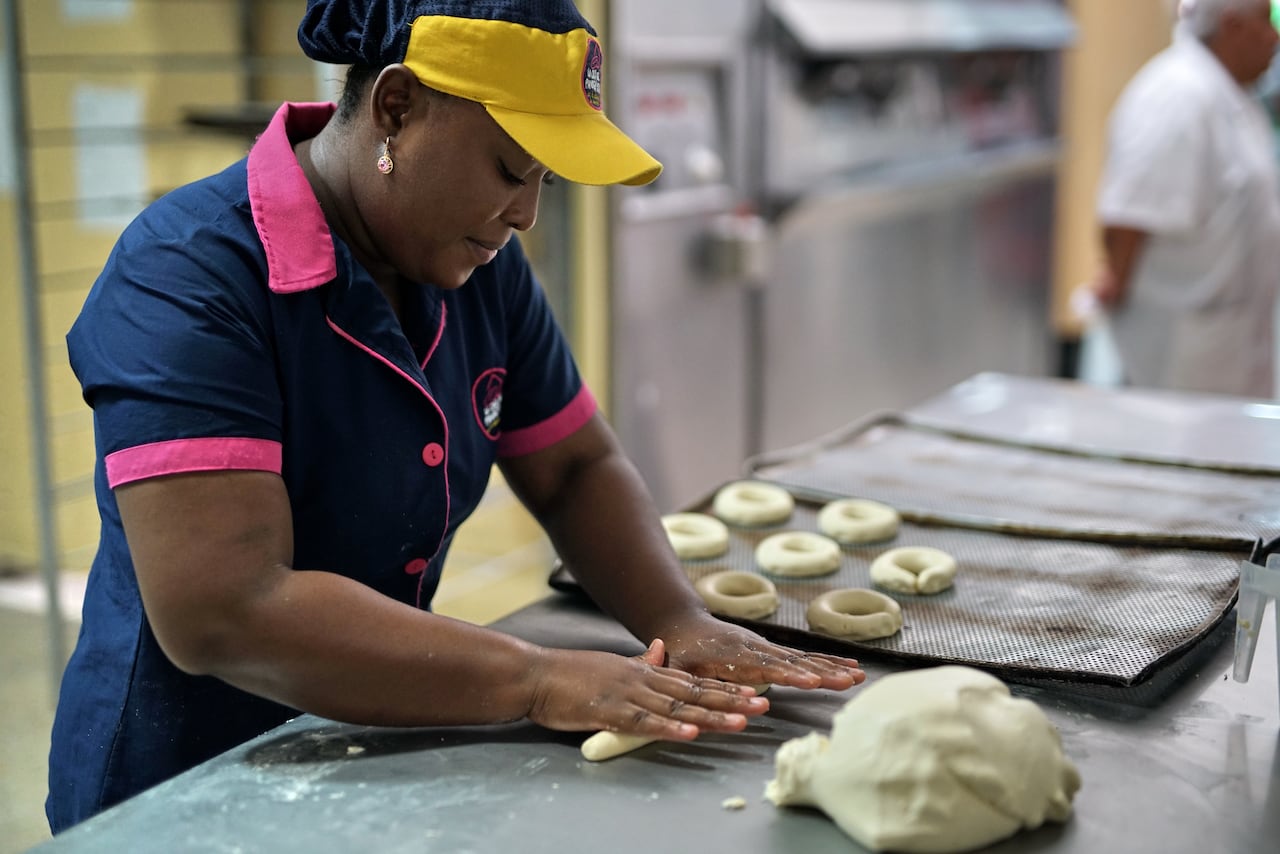 El Pandebono fue calificado como el "mejor pan del mundo" según Taste Atlas. Este producto típico del Valle, se fabrica y comercializa en toda Colombia. Sin embargo la noticia llenado de orgullo a los caleños, pues el pandebono hace parte de la cultura, identidad e historia gastronómica de la región