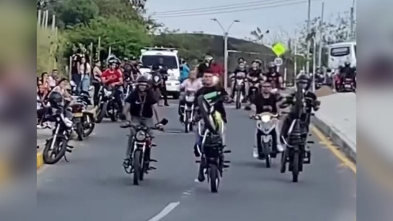 Motociclistas hacen peligrosas maniobras en plena Avenida Circunvalar de Cali.