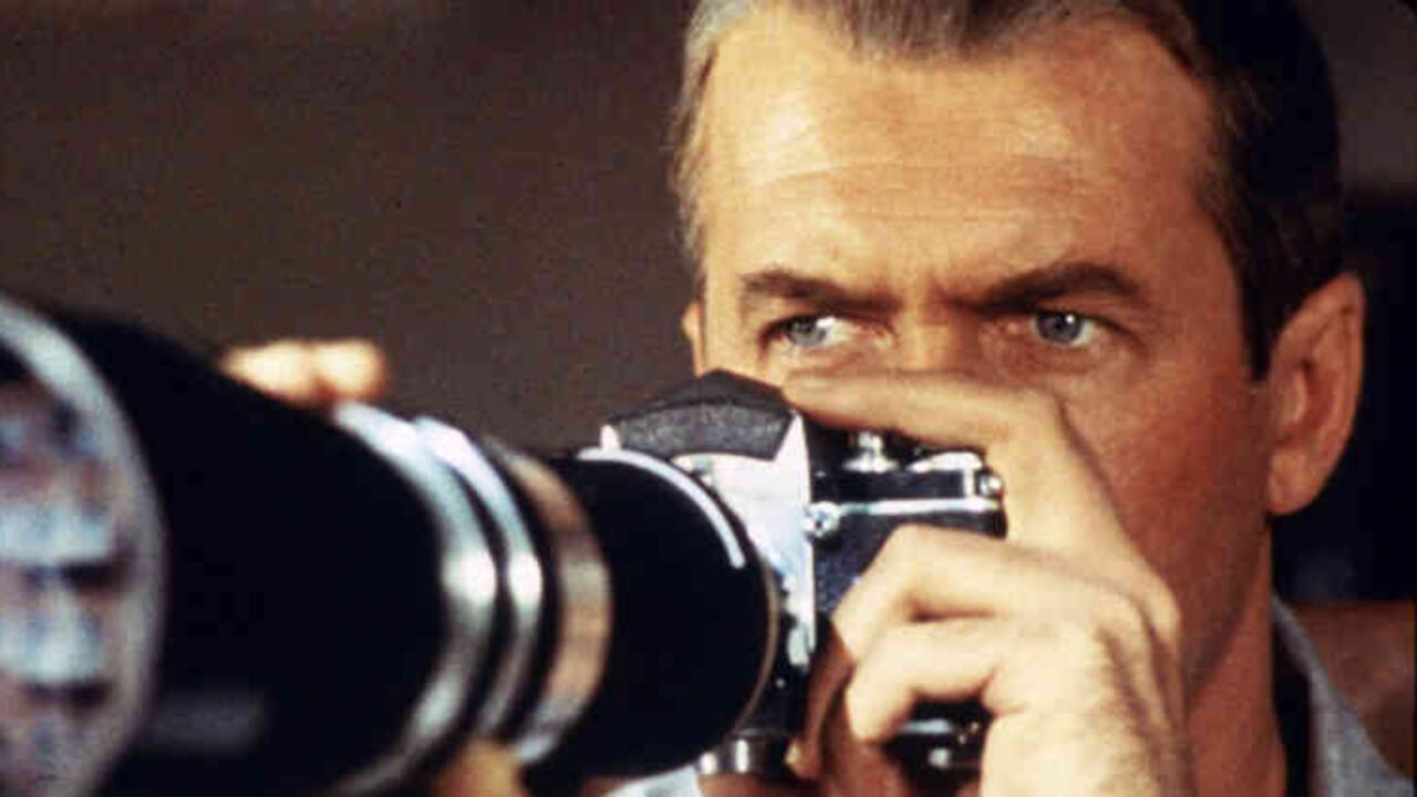 “Nos hemos convertido en una raza de mirones. De vez en cuando, la gente debería pararse fuera de sus propias casas y mirar hacia adentro”.