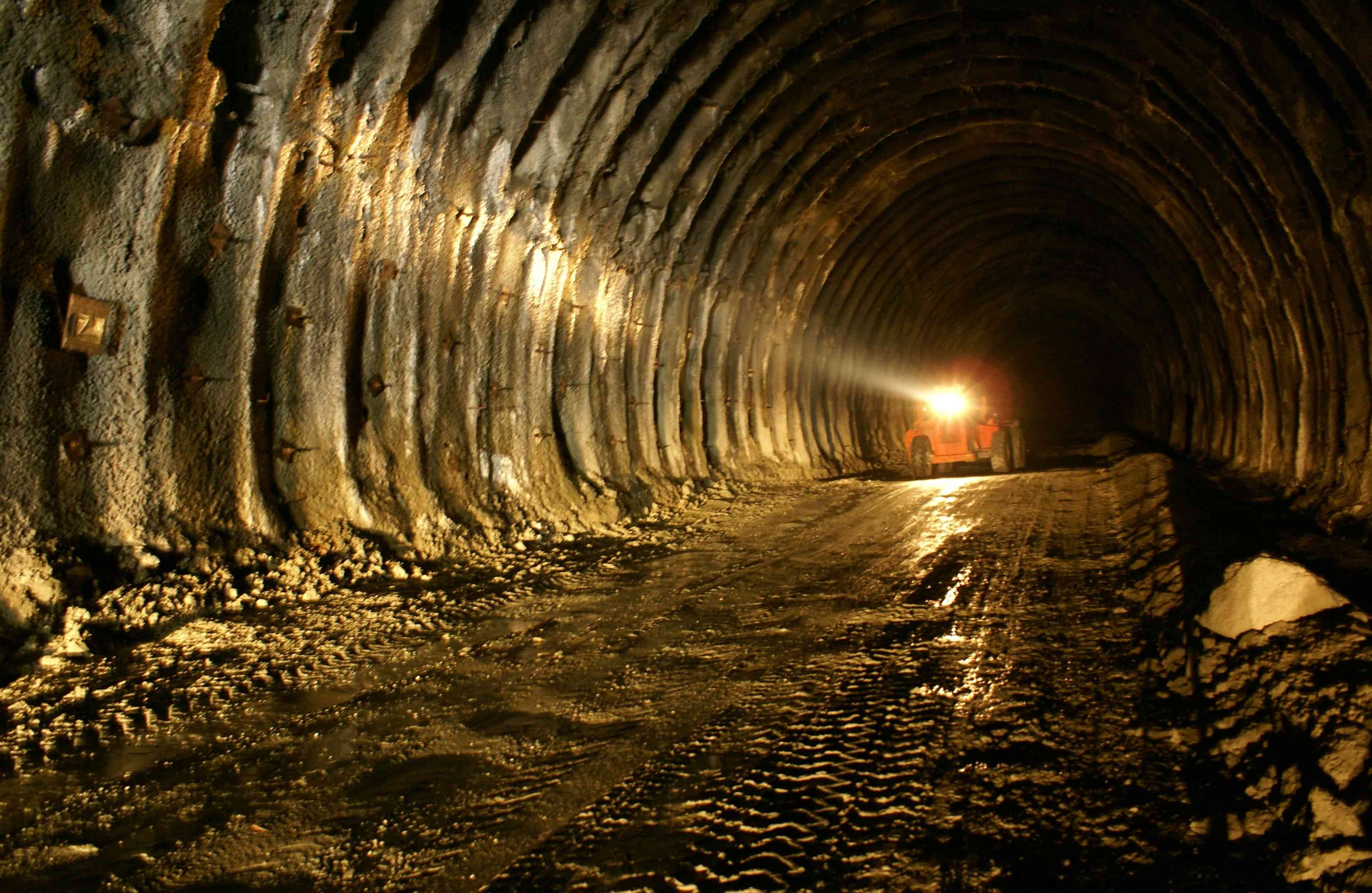  En 2009, se vieron las primeras obras de apertura del túnel principal del cruce de la cordillera Central. Foto: Invías