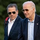 El presidente Joe Biden y su hijo Hunter Biden llegan a Fort McNair, el domingo 25 de junio de 2023, en Washington. Hunter Biden ha sido acusado de posesión de armas como delito grave.