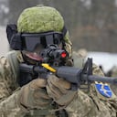 Un miembro de las Fuerzas de Defensa Territorial de Ucrania, que son unidades voluntarias de las Fuerzas Armadas, entrena cerca de Kiev, Ucrania. Foto: Efrem Lukatsky / AP.