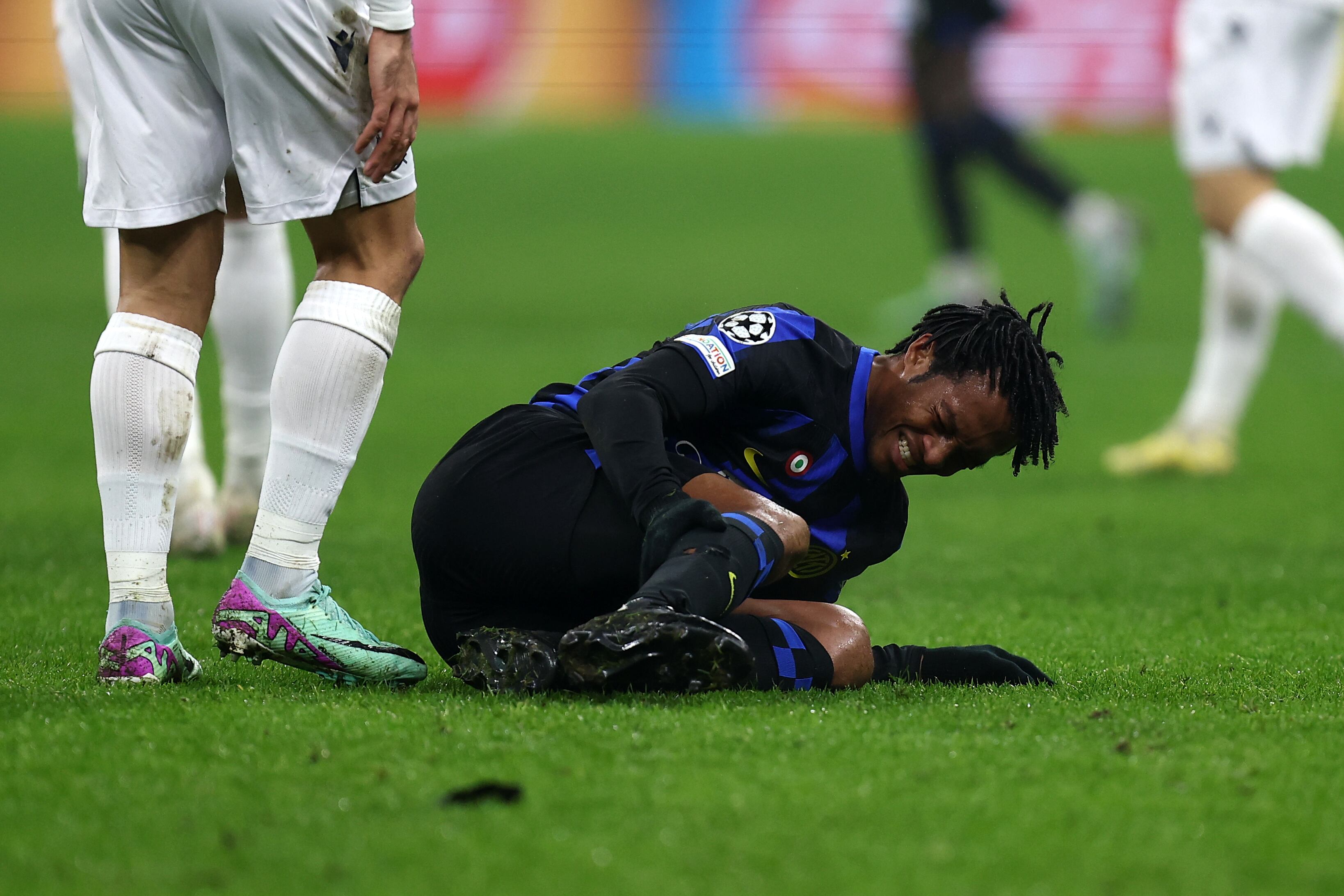 MILAN, ITALY - DECEMBER 12: Juan Cuadrado of FC Internazionale lies on the ground during the UEFA Champions League match between FC Internazionale and Real Sociedad at Stadio Giuseppe Meazza on December 12, 2023 in Milan, Italy. (Photo by sportinfoto/DeFodi Images via Getty Images)