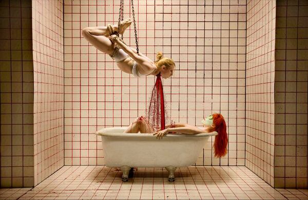 La muerte está presente en varias de las imágenes de Hoffine, quien considera que el verdadero miedo humano es la imposibilidad de saber qué va a ocurrir. “Hay tantas fuerzas y caos en el mundo que pueden destruirnos en cualquier momento”, afirma. (Serie ‘Horror as metaphor’).