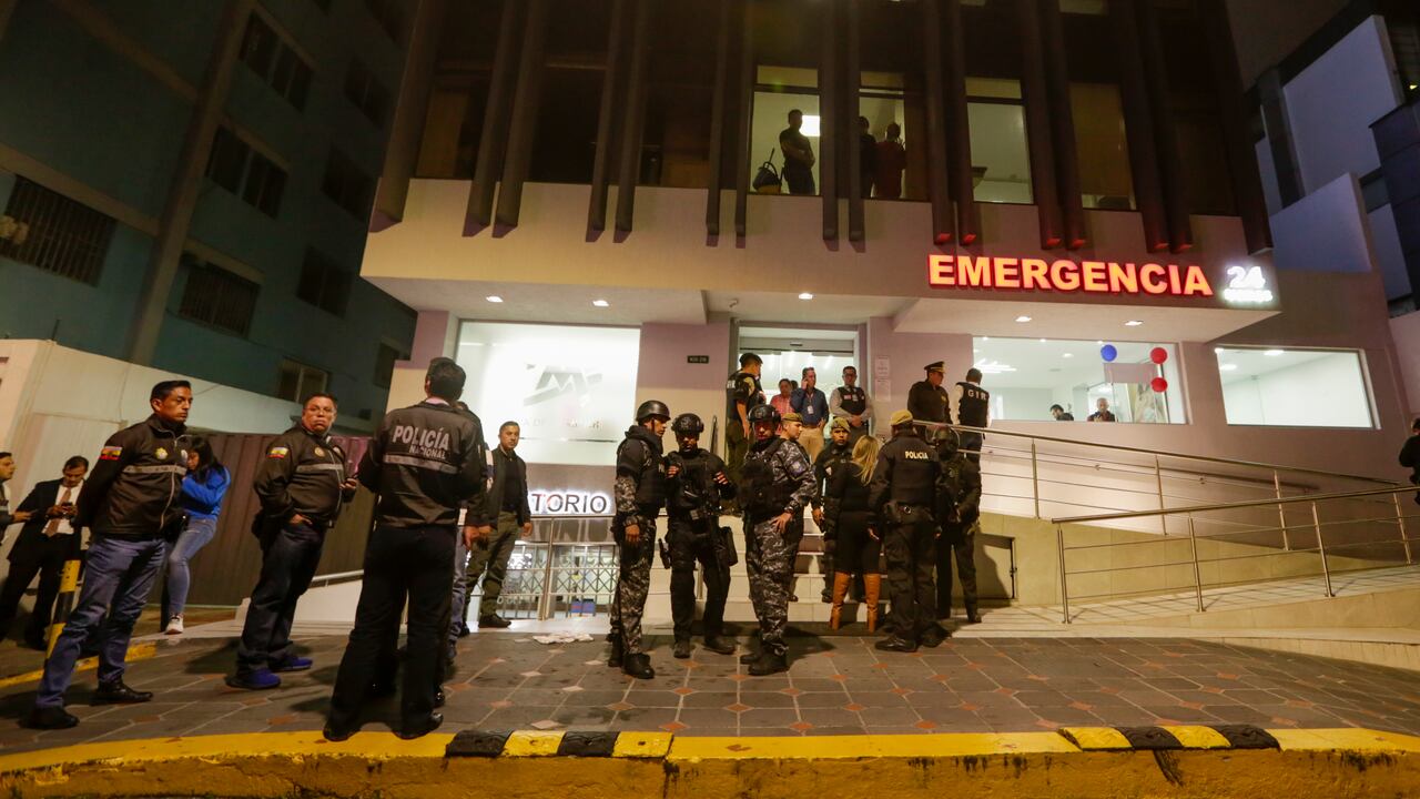 Policías custodian el hospital donde fueron llevados varios de los heridos tras un ataque contra el candidato presidencial Fernando Villavicencio en Quito, Ecuador, el miércoles 9 de agosto de 2023. Villavicencio fue asesinado cuando ingresaba a un vehículo después de un mitin de campaña, frente a una escuela en Quito. . (Foto AP/Juan Diego Montenegro)