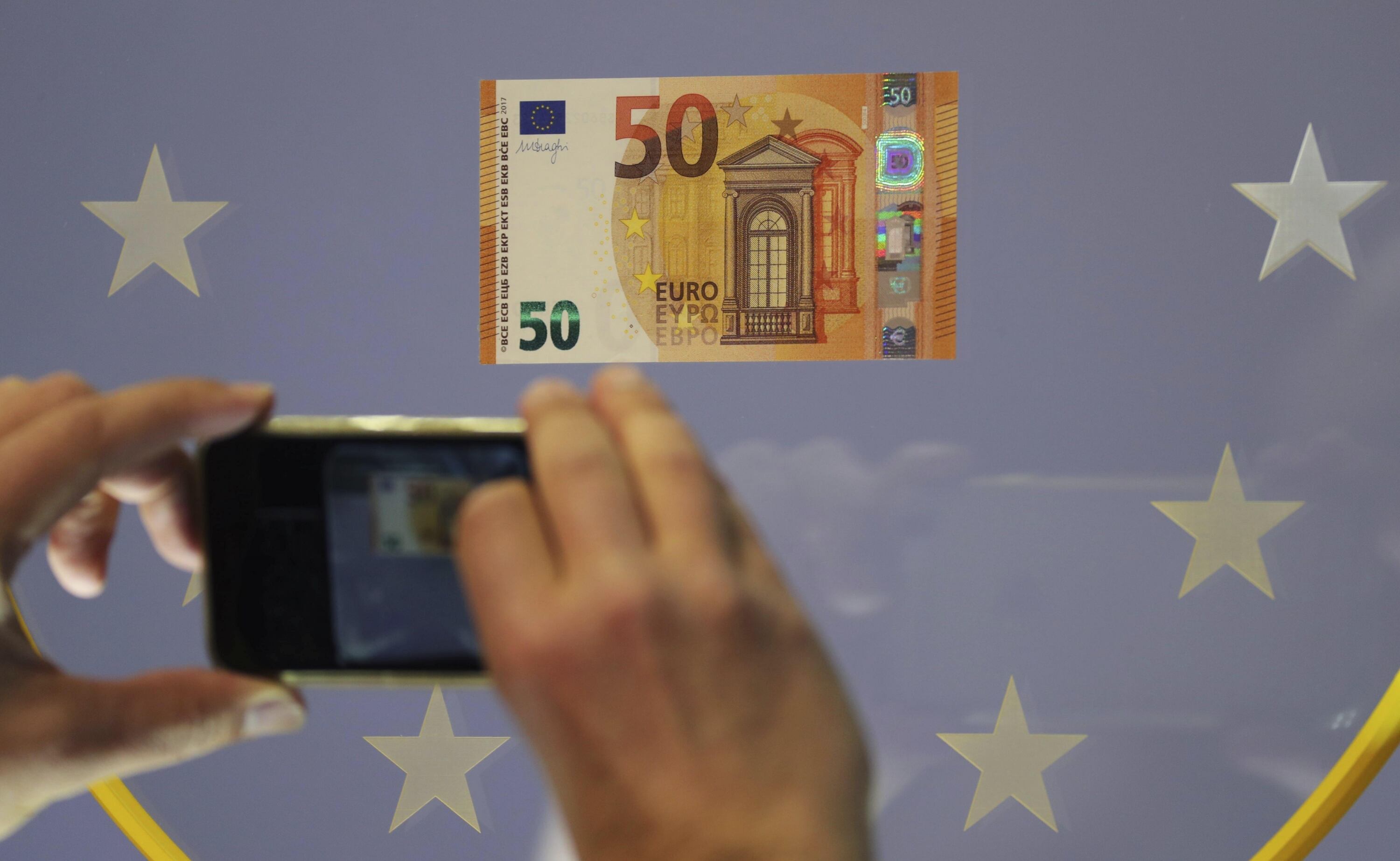 El billete de 50 euros, es de color naranja es el cuarto de la serie Europa y tiene elementos de seguridad que dificultan su falsificación