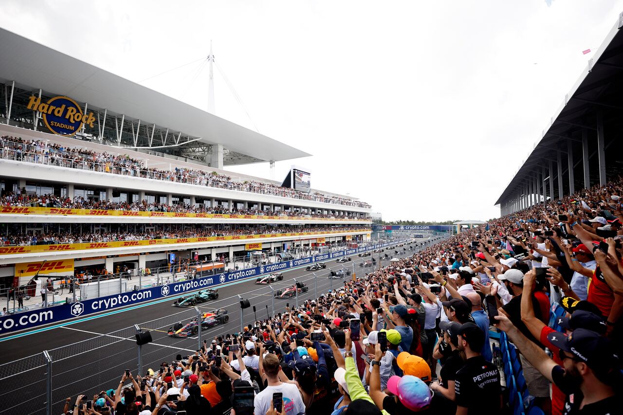 Sergio Pérez de México conduciendo el (11) Oracle Red Bull Racing RB19 lidera a Fernando Alonso de España conduciendo el (14) Aston Martin AMR23 Mercedes y el resto del campo fuera de la línea al inicio durante la F1 Gran Premio de Miami en el Autódromo Internacional de Miami el 7 de mayo de 2023 en Miami, Florida.