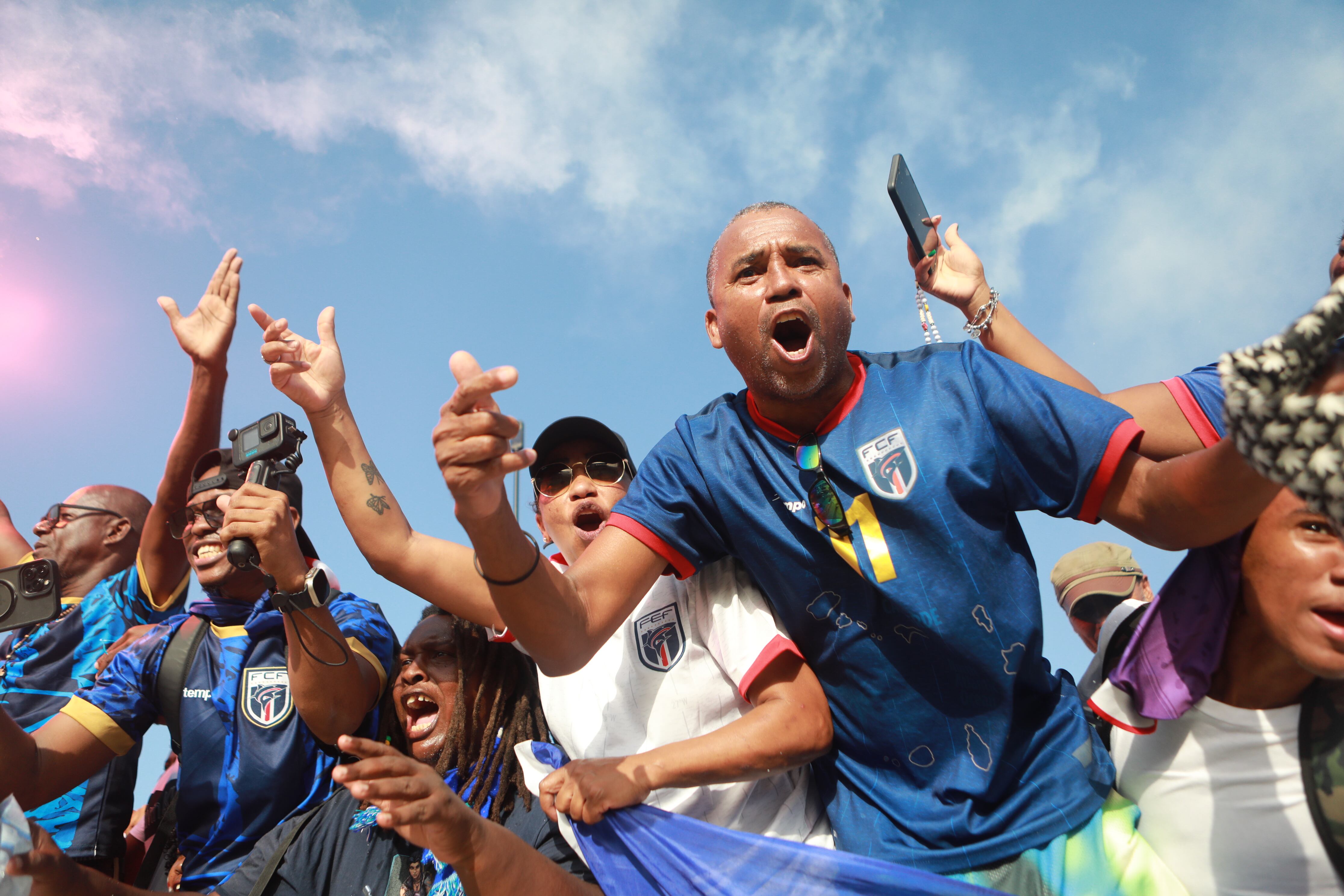 Los aficionados celebran en las gradas después de que Cabo Verde derrotara a Eswatini en un partido de fútbol de clasificación para la Copa Mundial en el Estádio Nacional en Praia, Cabo Verde, el lunes 13 de octubre de 2025, para asegurar su clasificación para la Copa Mundial 2026. (Foto AP/Cristiano Barbosa)