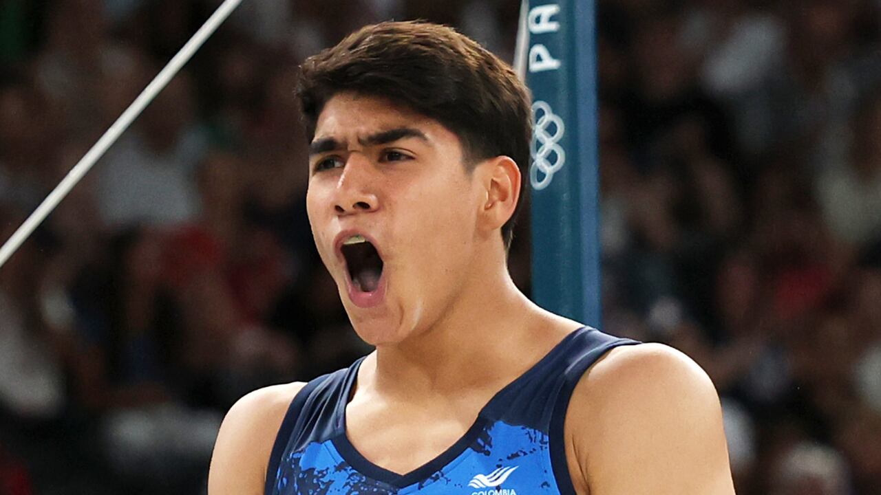 Ángel Barajas  del equipo Colombia reacciona después de competir en la final de barra horizontal masculina de gimnasia artística el décimo día de los Juegos Olímpicos París 2024 en Bercy Arena el 05 de agosto de 2024 en París, Francia.