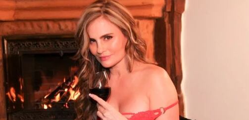 Aura Cristina Geithner actriz tomando vino