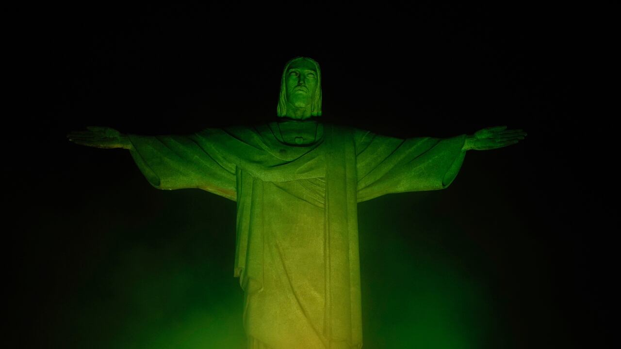 El símbolo más importante de Río de Janeiro iluminado con los colores de Brasil en homenaje a Pelé. Foto: AFP.