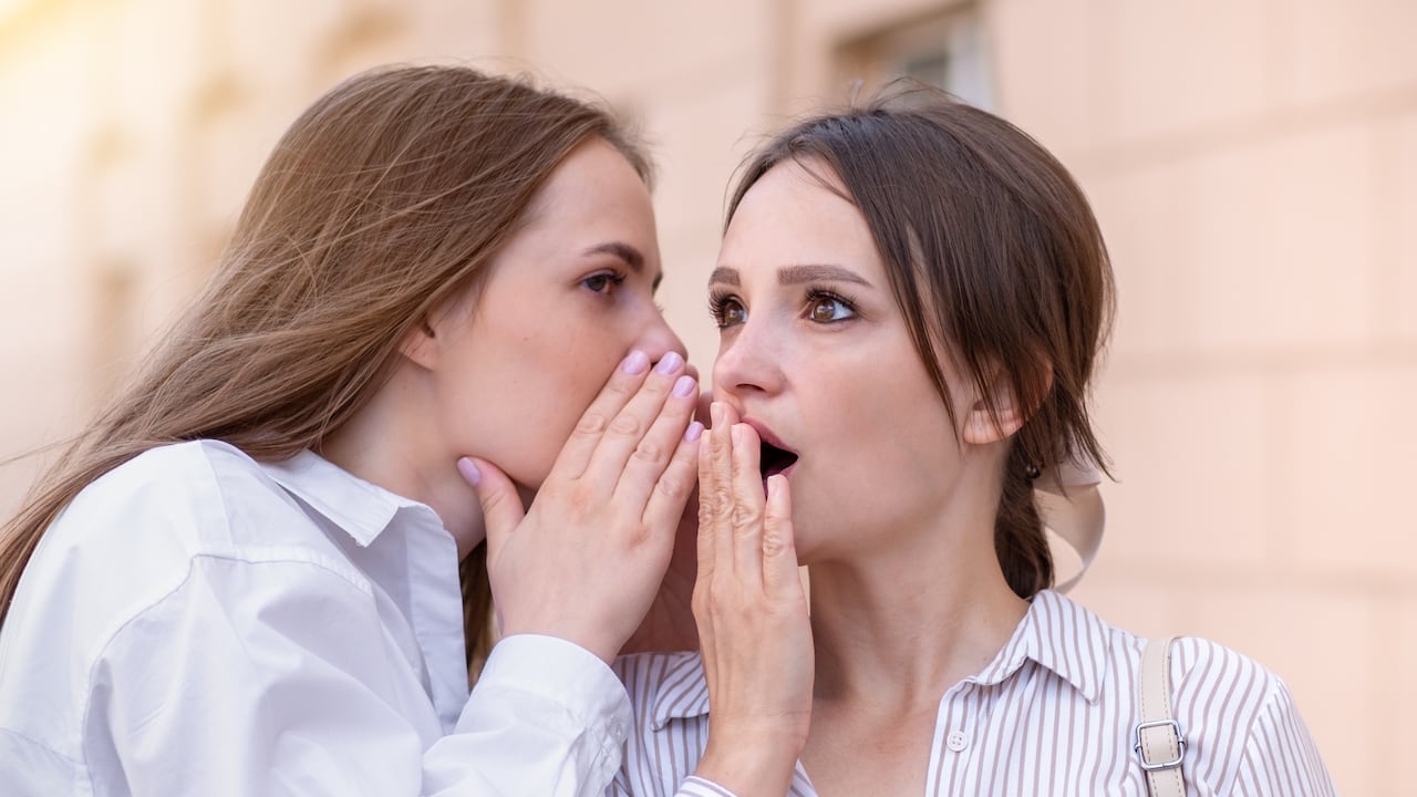 El chisme divide a los amigos.