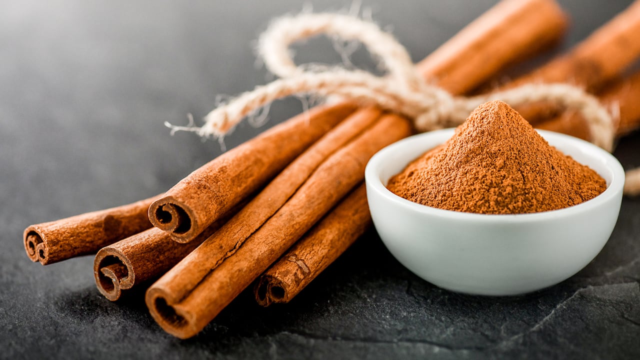 La canela puede usarse de varias formas para aplicarla a las plantas.