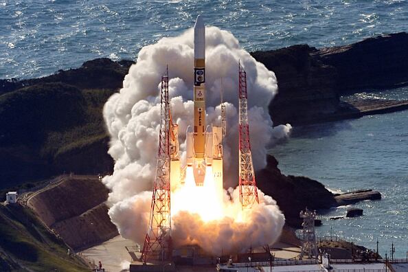 Catorce minutos después del lanzamiento, se puso en órbita el satélite de astronomía de rayos X XRISM, y 33 minutos más tarde, también se puso en órbita la sonda Smart Lander for Investigating Moon (SLIM). XRISM está diseñado para reemplazar el satélite de astronomía de rayos X Hitomi, que dejó de operar dos meses después de su lanzamiento en 2016. XRISM orbitará la Tierra a una altitud de unos 550 kilómetros y observará los rayos X emitidos por los objetos celestes y el gas caliente para ayudar a desentrañar los orígenes del universo. La sonda SLIM intentará el primer alunizaje de Japón entre enero y febrero. El objetivo es colocar la sonda a menos de 100 metros del lugar de aterrizaje previsto. (Foto de The Asahi Shimbun vía Getty Images)