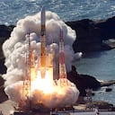 En esta imagen aérea, el vehículo de lanzamiento H-2A No. 47 despega del Centro Espacial Tanegashima de la Agencia de Exploración Aeroespacial de Japón (JAXA) el 7 de septiembre de 2023 en Minamitane, Kagoshima, Japón. (Foto de The Asahi Shimbun vía Getty Images)