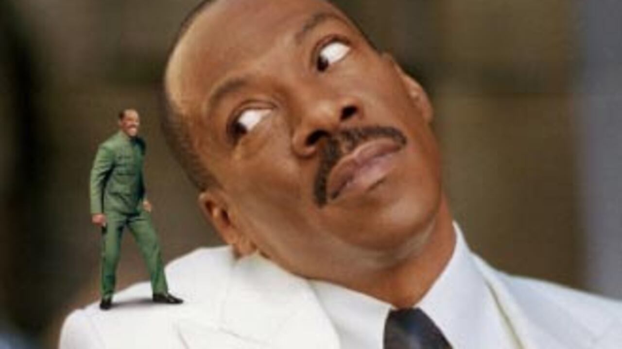 Murphy hace el papel de una nave tripulada por seres minúsculos: tal como suena