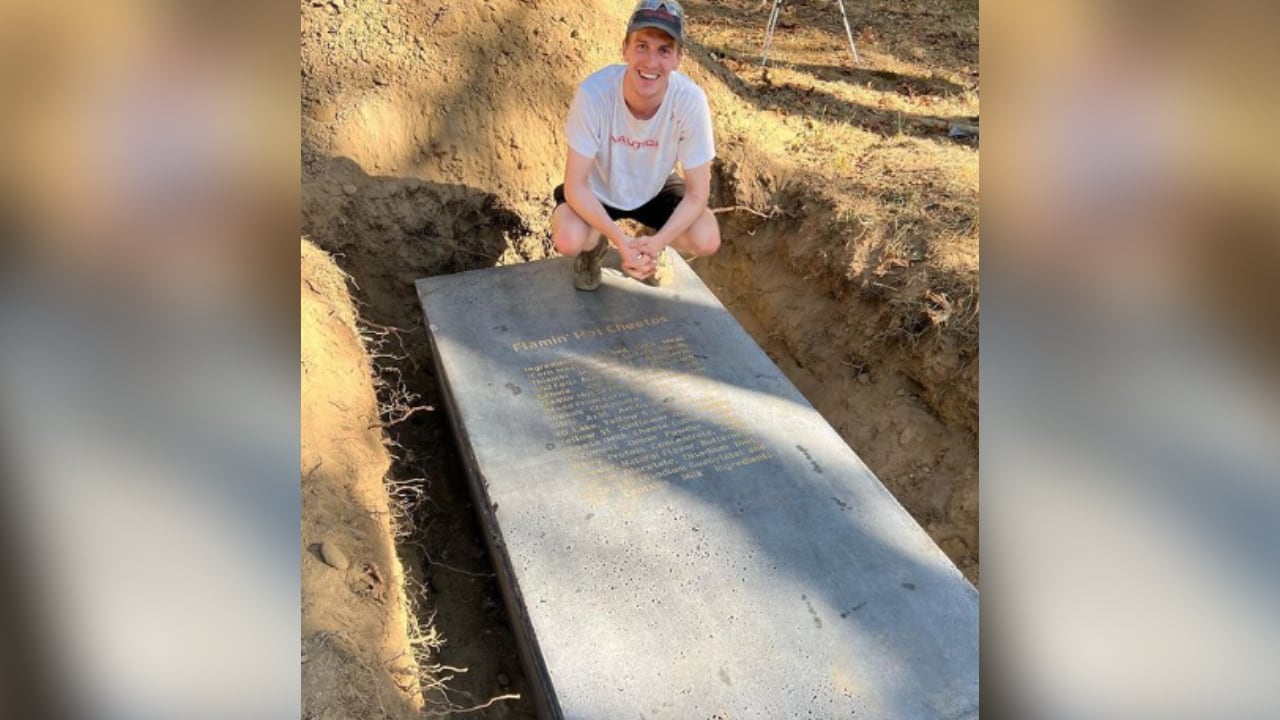 El joven autor de esta particular aventura es un artista que decidió poner dentro de la caja de concreto un paquete de frituras.