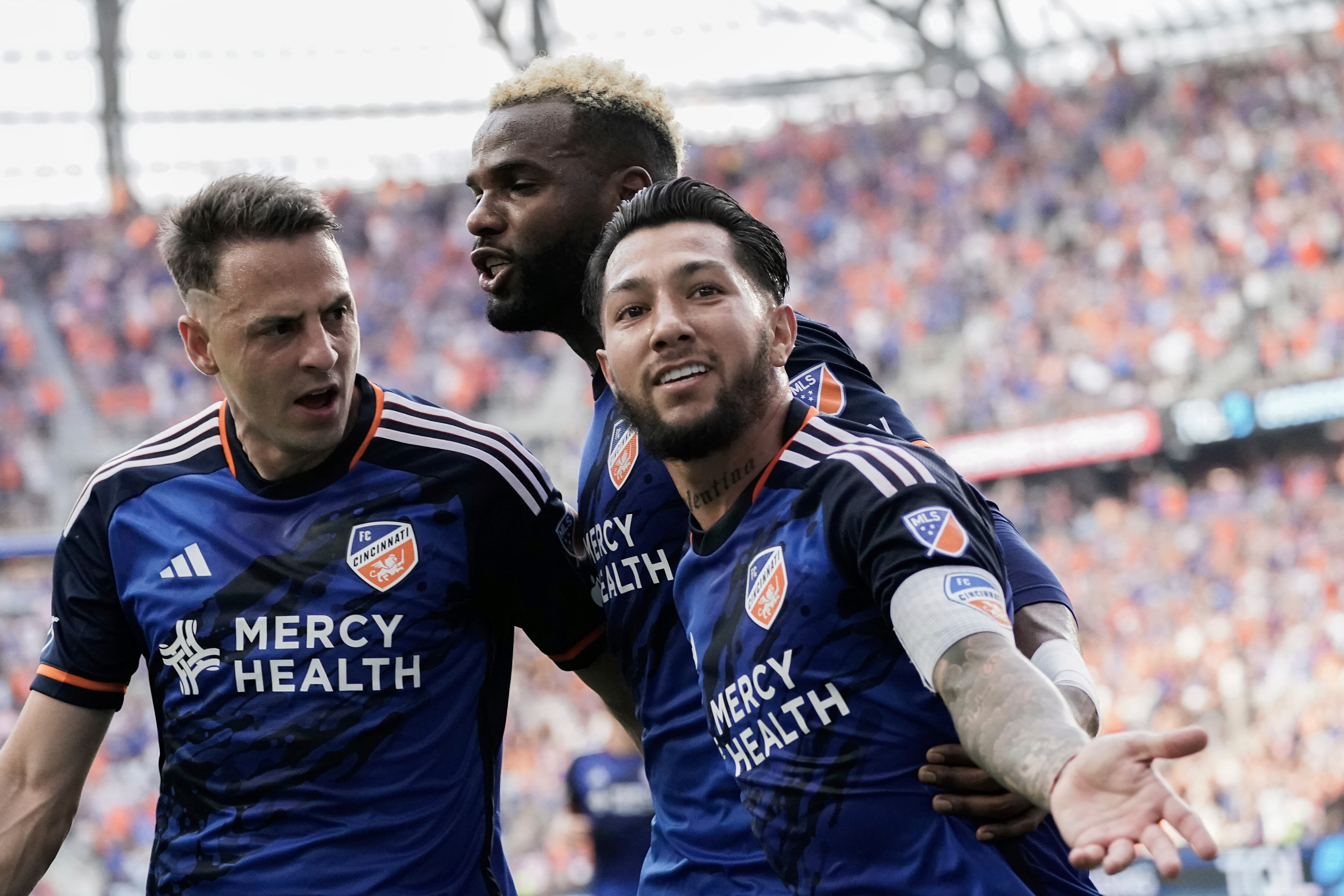 El mediocampista del FC Cincinnati Luciano Acosta, derecha, celebra su gol contra el Inter Miami con Aaron Boupendza, centro, y Santiago Arias, izquierda, durante la primera mitad de una semifinal de fútbol de la US Open Cup de Estados Unidos el miércoles 23 de agosto de 2023 en Cincinnati. (Foto AP/Joshua A. Bickel)
