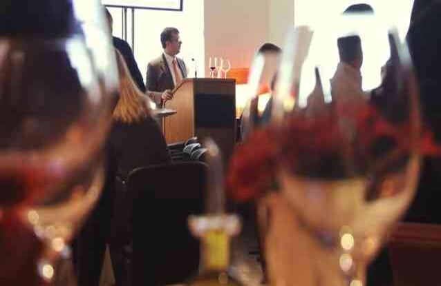 Sour Grapes (2016) La historia de Rudy Kurniawan, el estafador de vinos más conocido de la historia. Luego de una exhaustiva investigación el productor de vinos Laurent Ponsot descubre la realidad detrás de las subastas fraudulentas de Kurniawan. Lo que sigue es un documental que retrata el poder, el engaño, la sofisticación y, sobre todo, lo que hace un buen vino.