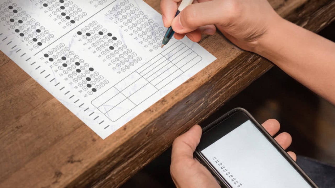 Hace poco más de un mes, el gobierno de Argelia ordenó bloquear el acceso a internet durante cinco días para evitar que los alumnos hicieran trampa en un examen de conocimiento nacional.