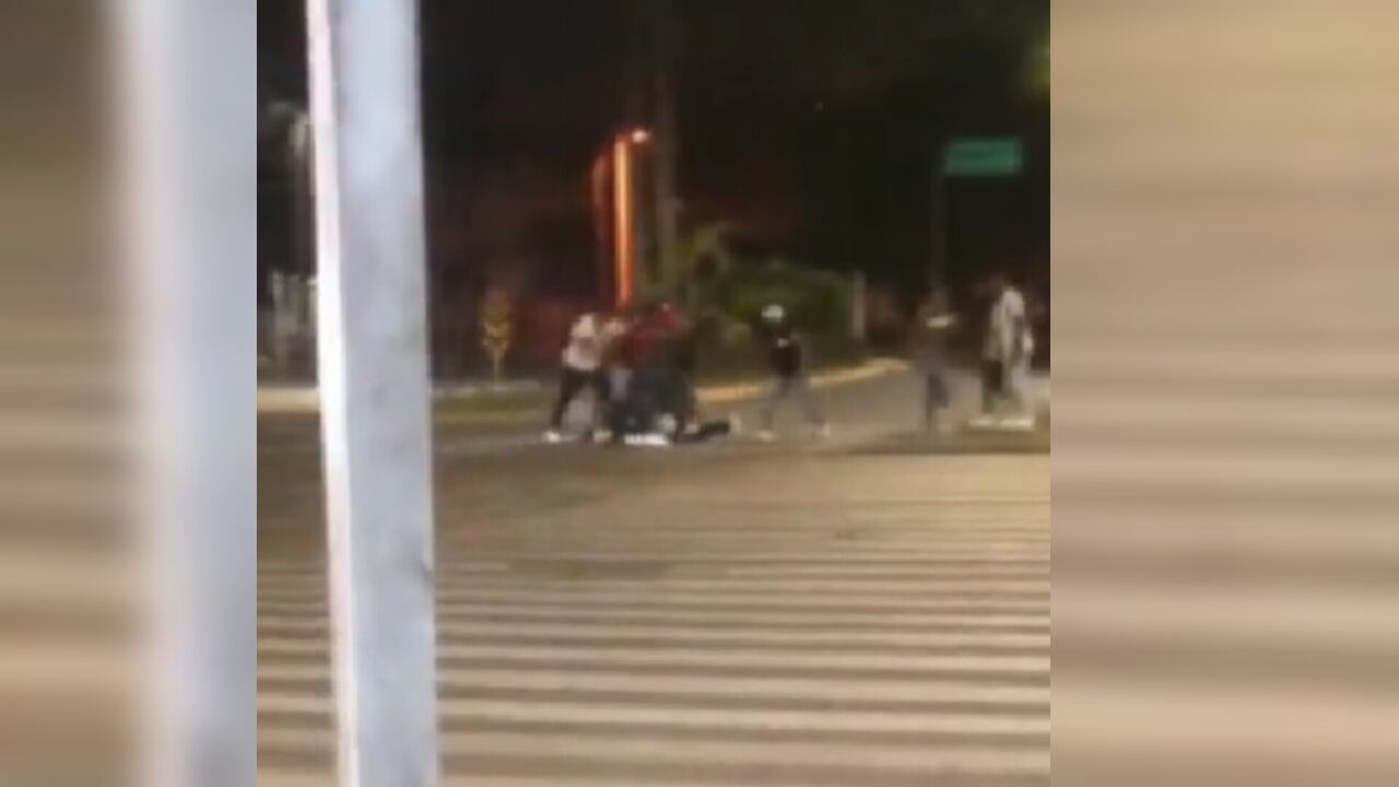 El presunto ladrón quedó tendido sobre la vía pública.