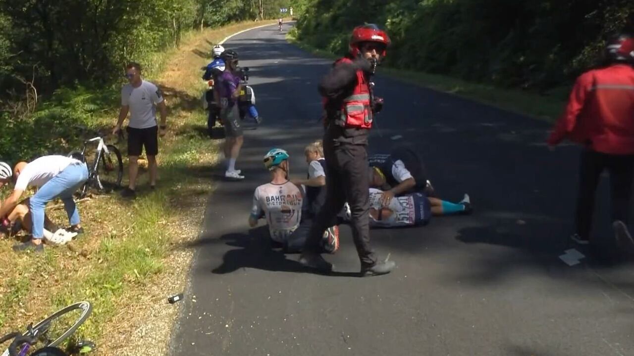 Santiago Buitrago, en el suelo tras el choque junto a su compañero Jack Haig