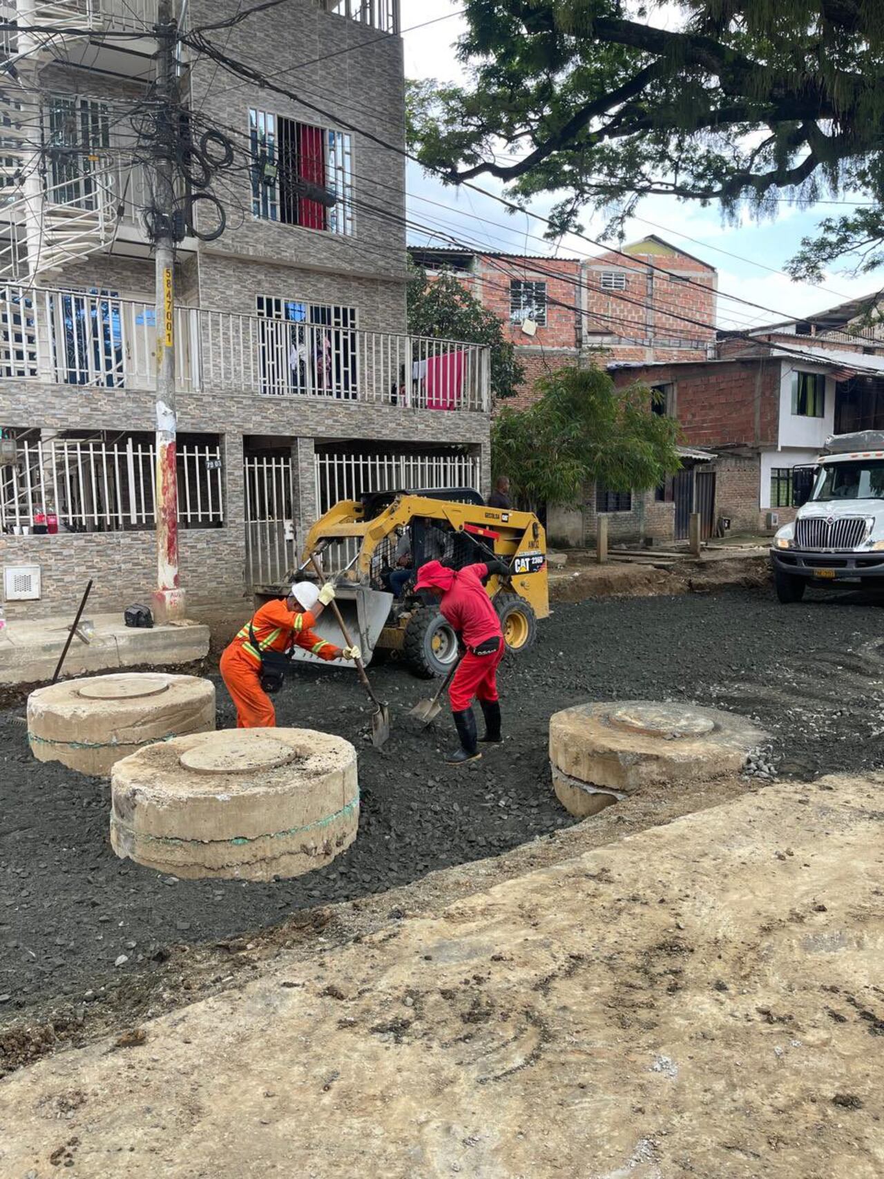 Las autoridades caleñas indicaron que
gracias al liderazgo del alcalde Alejandro Eder una numerosa cuadrilla trabaja en la carrera 8A entre calles 75 y 81 para dejar esta calle de Puerto Mallarino en óptimas condiciones.