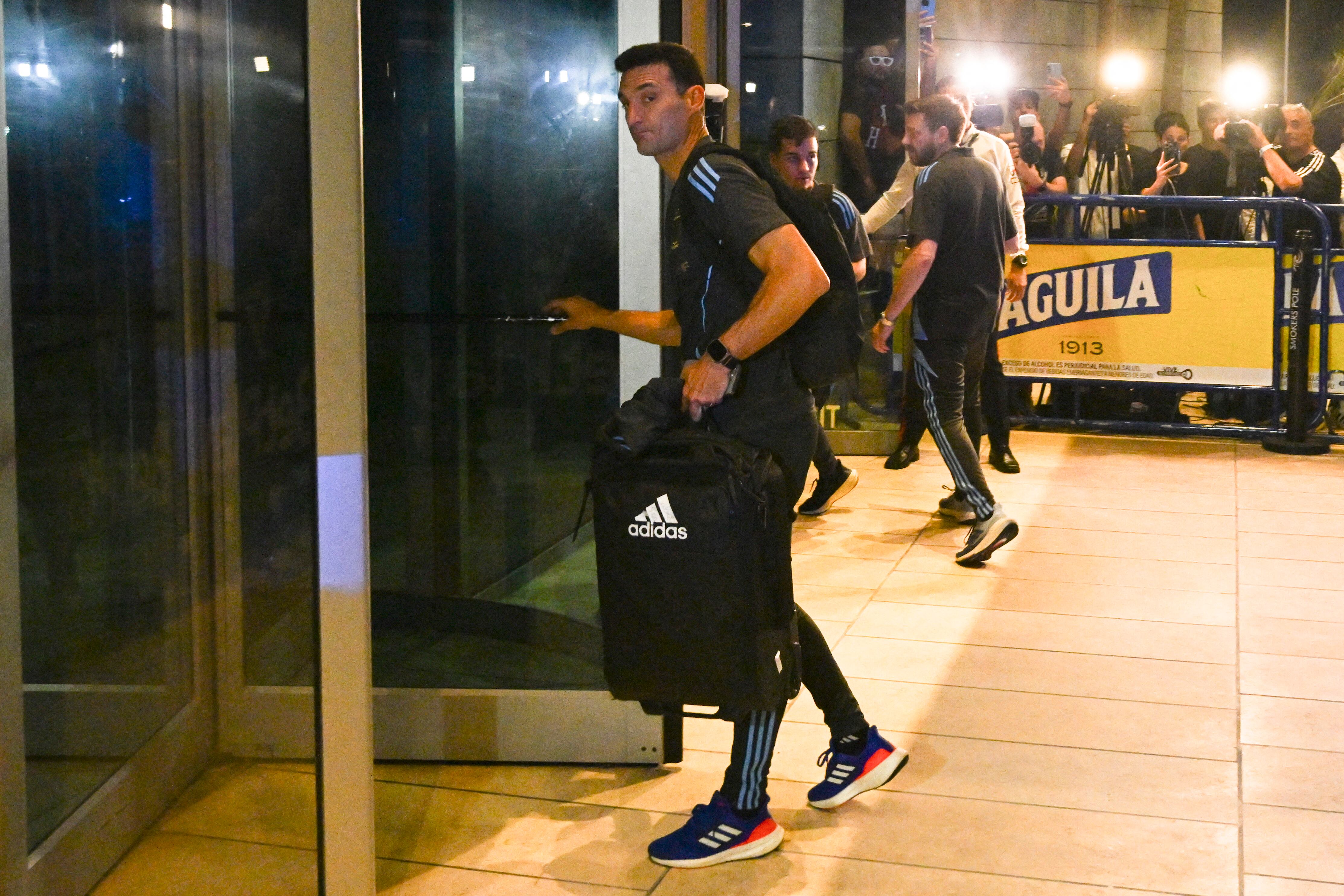 Manager of the Argentina national team Lionel Scaloni arrives at the hotel in Barranquilla, Colombia, on September 8, 2024. Colombia will face Argentina on September 10 as part of FIFA's South American qualifiers. (Photo by JOAQUIN SARMIENTO / AFP)
