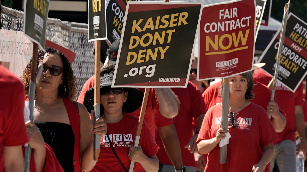 ARCHIVO - Trabajadores de salud mental de Kaiser Permanente marchan frente a instalaciones de Kaiser en Sacramento, California, 15 de agosto de 2023. Salieron los piquetes el miércoles 4 de octubre de 2023 en hospitales de la empresa Kaiser Permanente, cuando unos 75.000 trabajadores de la salud mental iniciaron una huelga en cinco estados en reclamo de salarios y falta de personal, sumándose a otros sectores en conflicto en Estados Unidos. (AP Foto/Rich Pedroncelli, File)