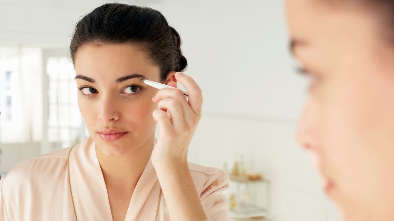 Rellenar los pequeños huecos con un lápiz del mismo tono del vello o uno más claro es una técnica sencilla.