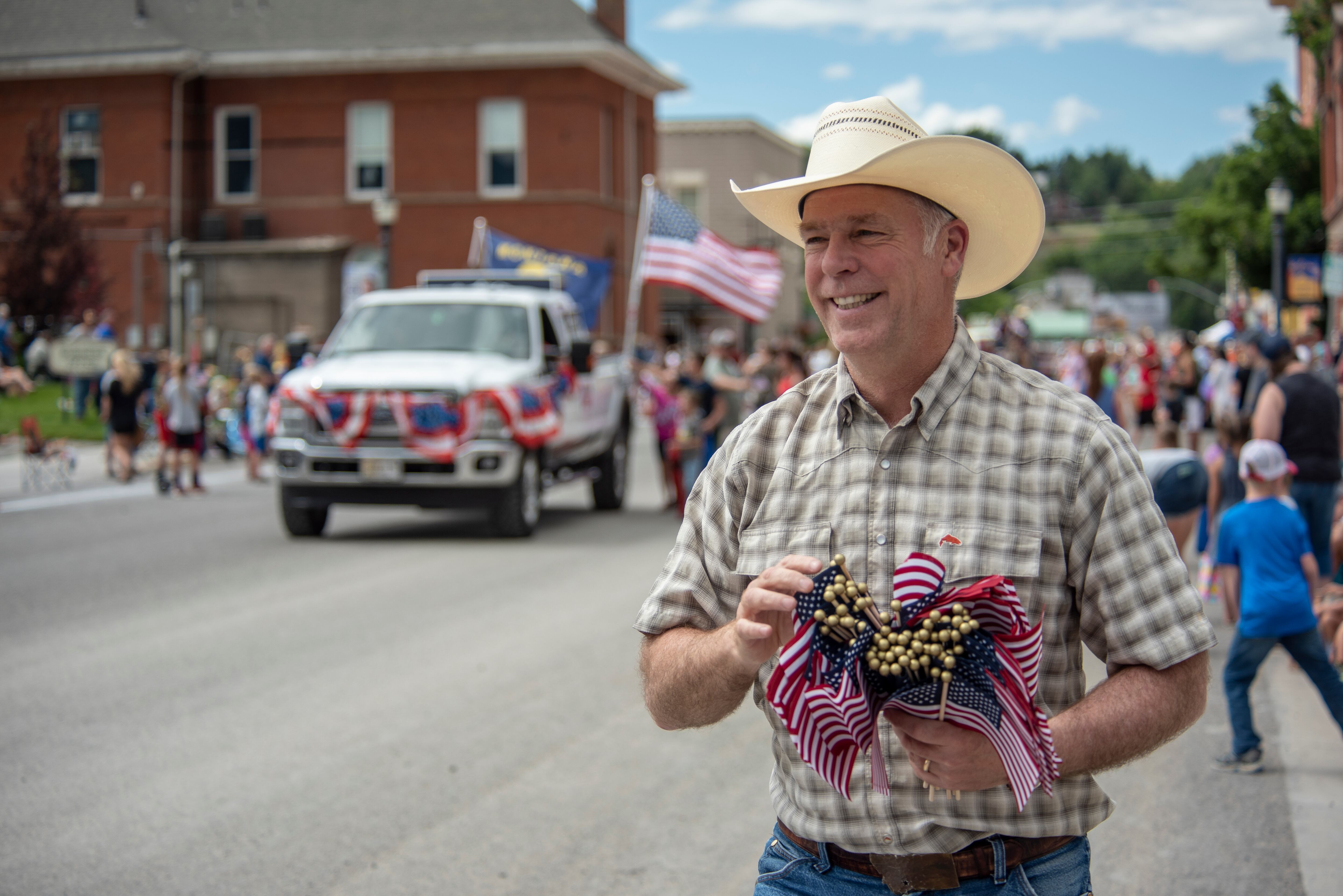 El congresista republicano de Montana, Greg Gianforte, hace campaña en el desfile Rodeo de Livingston Roundup el 2 de julio de 2018 en Livingston, Montana.