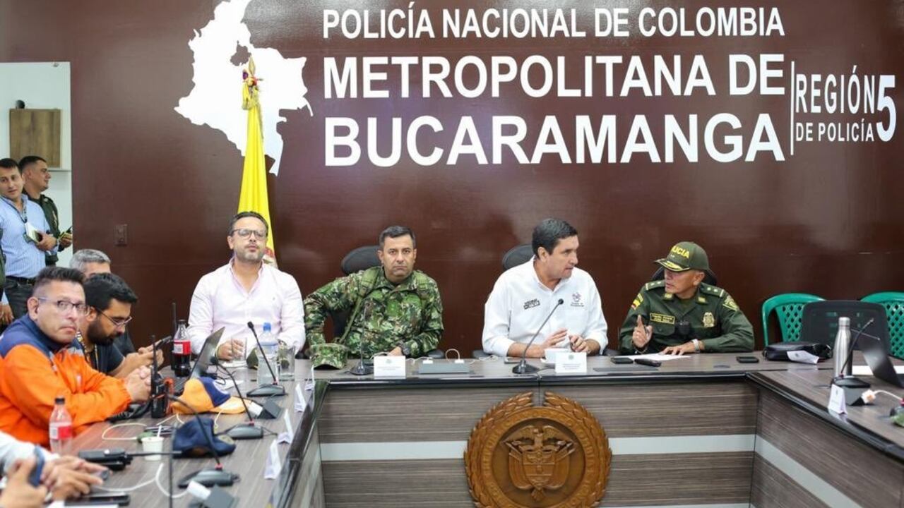 El alcalde de la ciudad colombiana de Bucaramanga, Juan Carlos Cárdenas, reunido con la Policía, el Ejército y la Fiscalía.