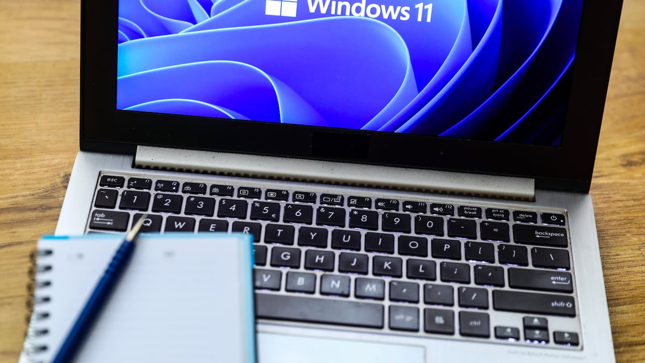 El logotipo del sistema operativo Windows 11 se muestra en la pantalla de una computadora portátil para una fotografía ilustrativa.