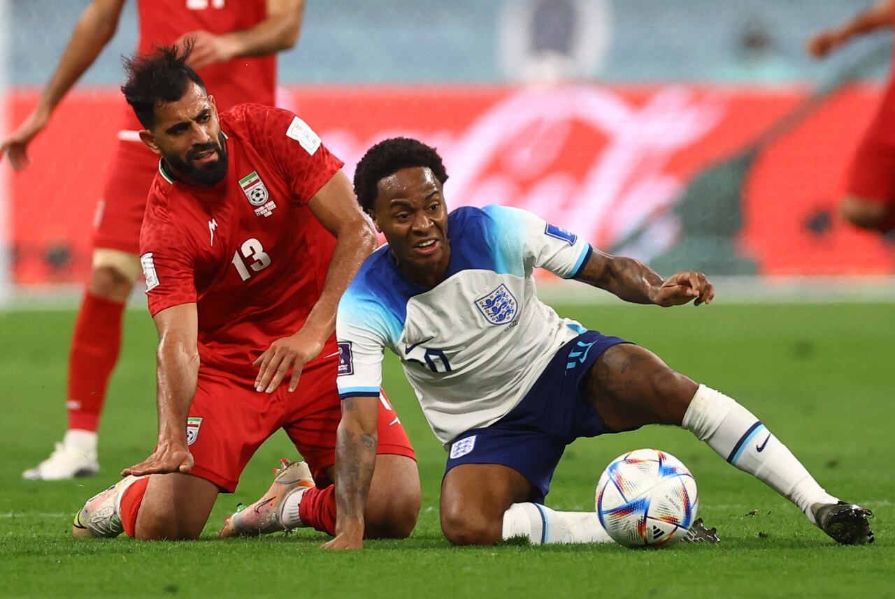 Fútbol - Copa Mundial de la FIFA Qatar 2022 - Grupo B - Inglaterra contra Irán - Estadio Internacional Khalifa, Doha, Qatar - 21 de noviembre de 2022 Raheem Sterling de Inglaterra en acción con Hossein Kanani REUTERS/Hannah Mckay de Irán