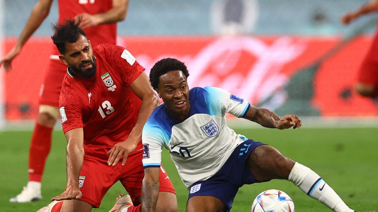Fútbol - Copa Mundial de la FIFA Qatar 2022 - Grupo B - Inglaterra contra Irán - Estadio Internacional Khalifa, Doha, Qatar - 21 de noviembre de 2022 Raheem Sterling de Inglaterra en acción con Hossein Kanani REUTERS/Hannah Mckay de Irán