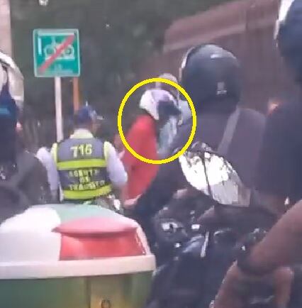 Siguen los ataques a agentes de tránsito en Cali: denuncian que motociclista amenazó a funcionario con un arma.
