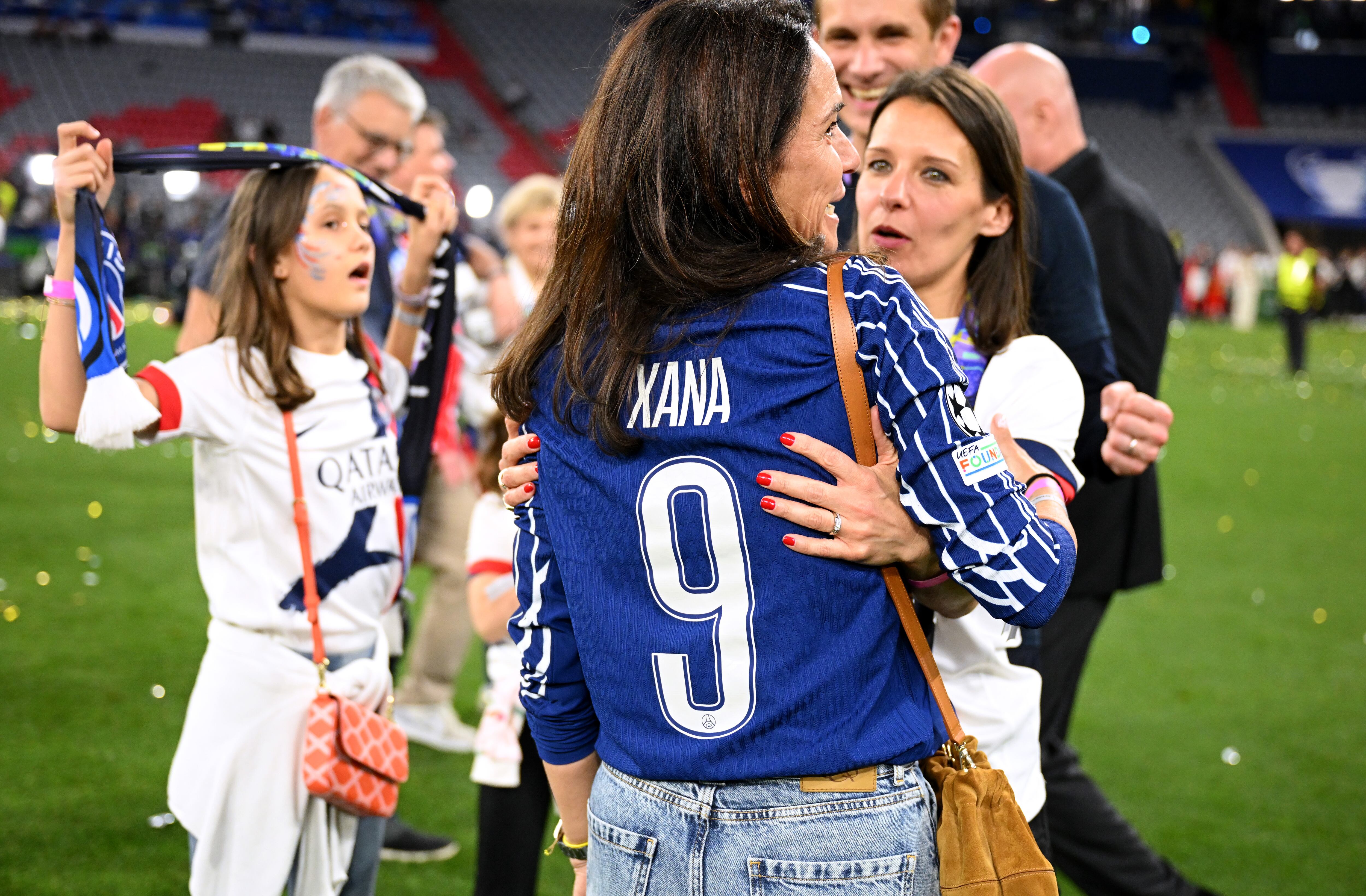 La esposa de Luis Enrique luciendo una camiseta del PSG en honor a Xana.