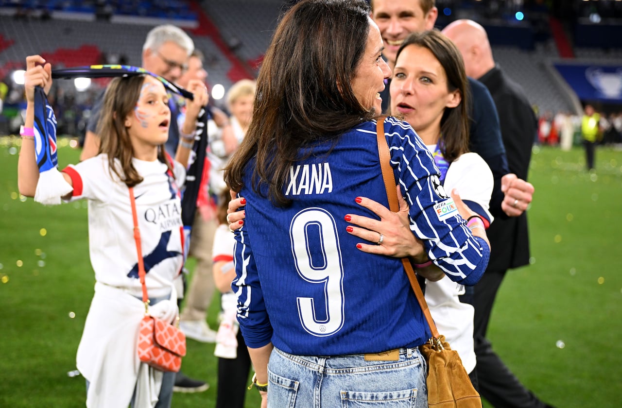 La esposa de Luis Enrique luciendo una camiseta del PSG en honor a Xana.