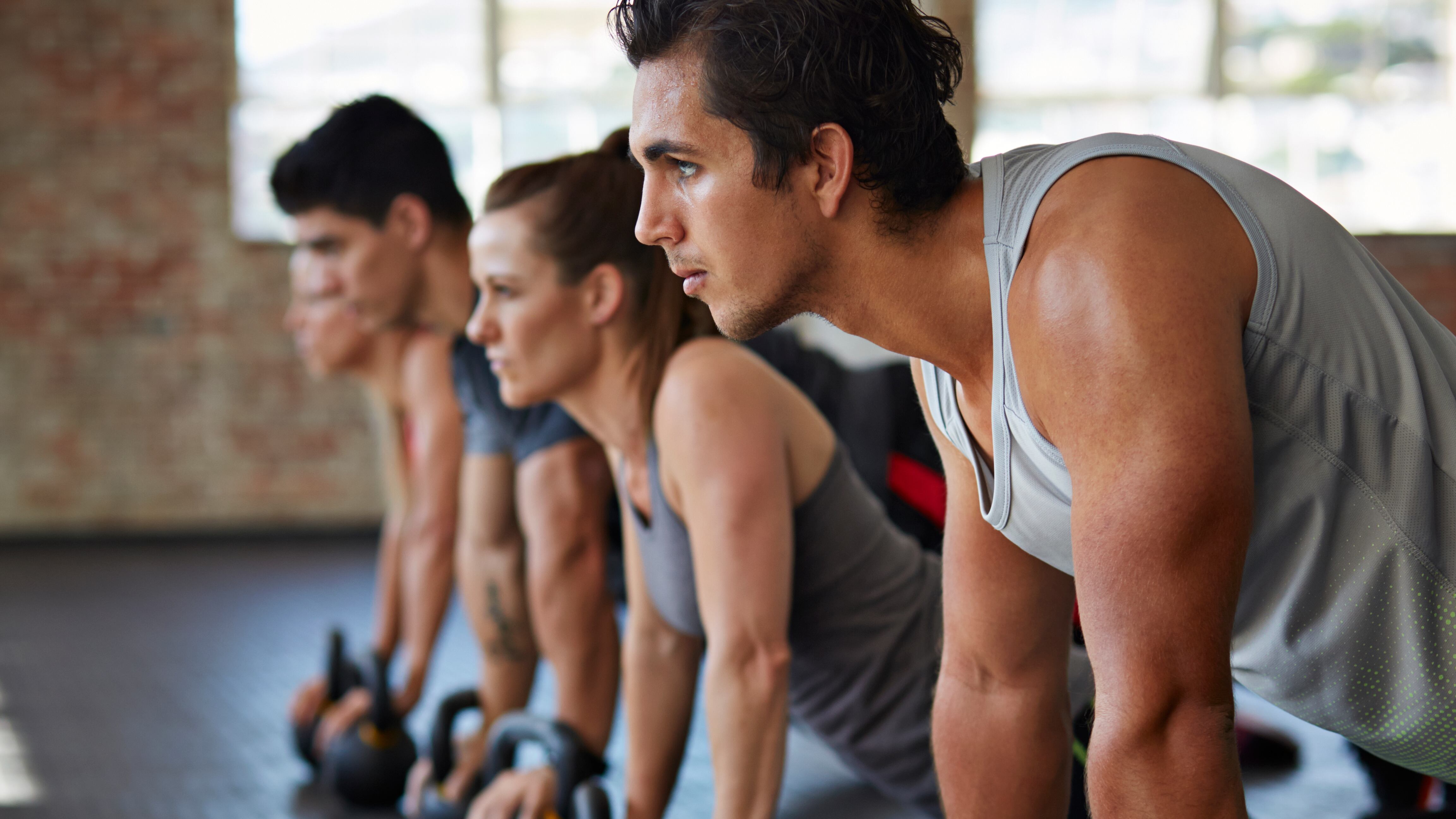 Un grupo de jóvenes realiza ejercicio físico en el gimansio