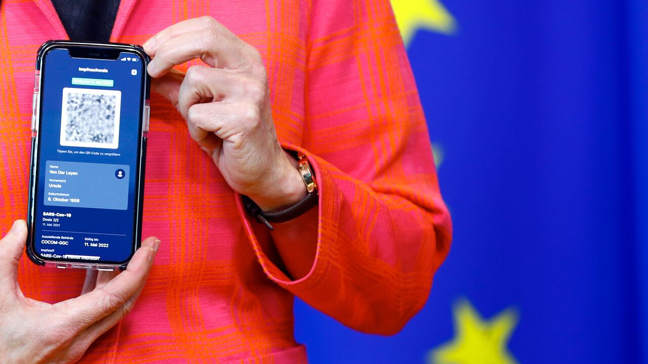 Código QR para certificado de viaje.(Johanna Geron/Pool Photo via AP)