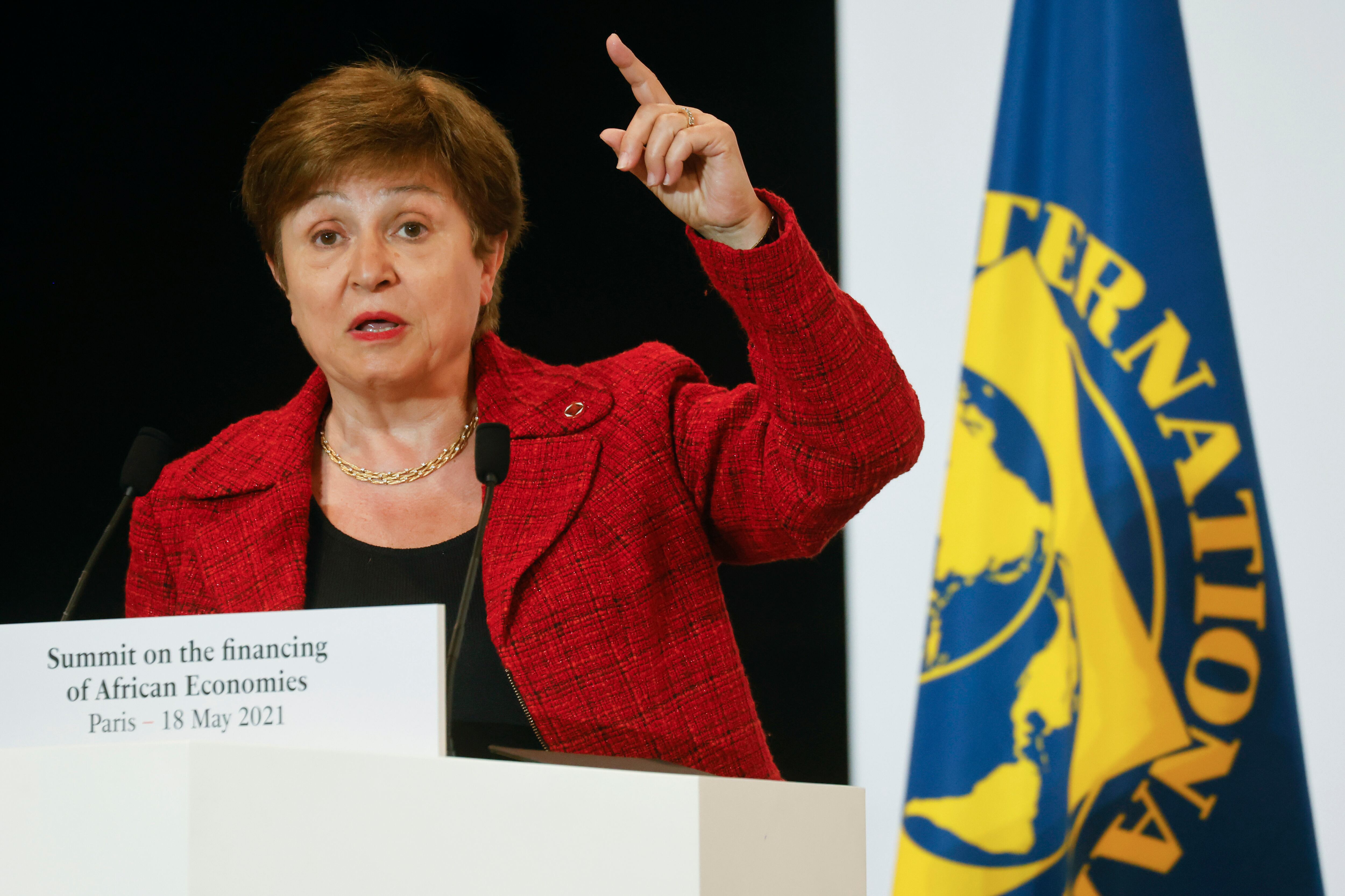 ARCHIVO - En esta fotografía de archivo del 18 de mayo de 2021, la directora gerente del Fondo Monetario Internacional, Kristalina Georgieva, habla al final de la Cumbre sobre el Financiamiento de las Economías Africanas, en París. El organismo rector del FMI aprobó el lunes 2 de agosto una expansión de $ 650 mil millones en los recursos de la agencia para apoyar a los países económicamente vulnerables que luchan contra la pandemia de coronavirus y la recesión económica que ha causado. "Esta es una decisión histórica ... y un tiro en el brazo para la economía mundial en un momento de crisis sin precedentes", dijo Georgieva. “Ayudará particularmente a nuestros países más vulnerables que luchan por hacer frente al impacto de la crisis de COVID-19”. (Ludovic Marin, Pool vía AP, Archivo)