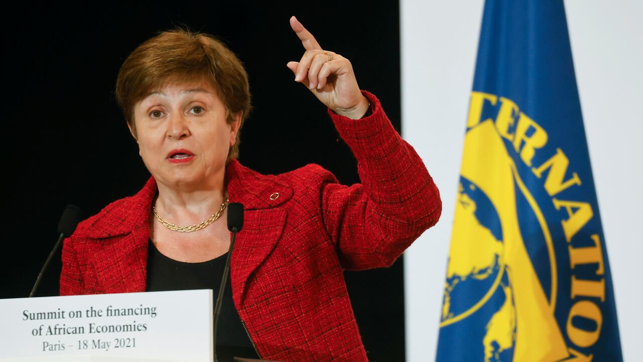 ARCHIVO - En esta fotografía de archivo del 18 de mayo de 2021, la directora gerente del Fondo Monetario Internacional, Kristalina Georgieva, habla al final de la Cumbre sobre el Financiamiento de las Economías Africanas, en París. El organismo rector del FMI aprobó el lunes 2 de agosto una expansión de $ 650 mil millones en los recursos de la agencia para apoyar a los países económicamente vulnerables que luchan contra la pandemia de coronavirus y la recesión económica que ha causado. "Esta es una decisión histórica ... y un tiro en el brazo para la economía mundial en un momento de crisis sin precedentes", dijo Georgieva. “Ayudará particularmente a nuestros países más vulnerables que luchan por hacer frente al impacto de la crisis de COVID-19”. (Ludovic Marin, Pool vía AP, Archivo)