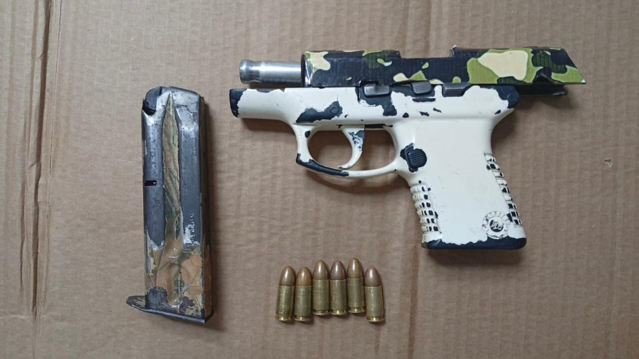 Pistola incautada a alias Pocoyó, en Guachené, Cauca.