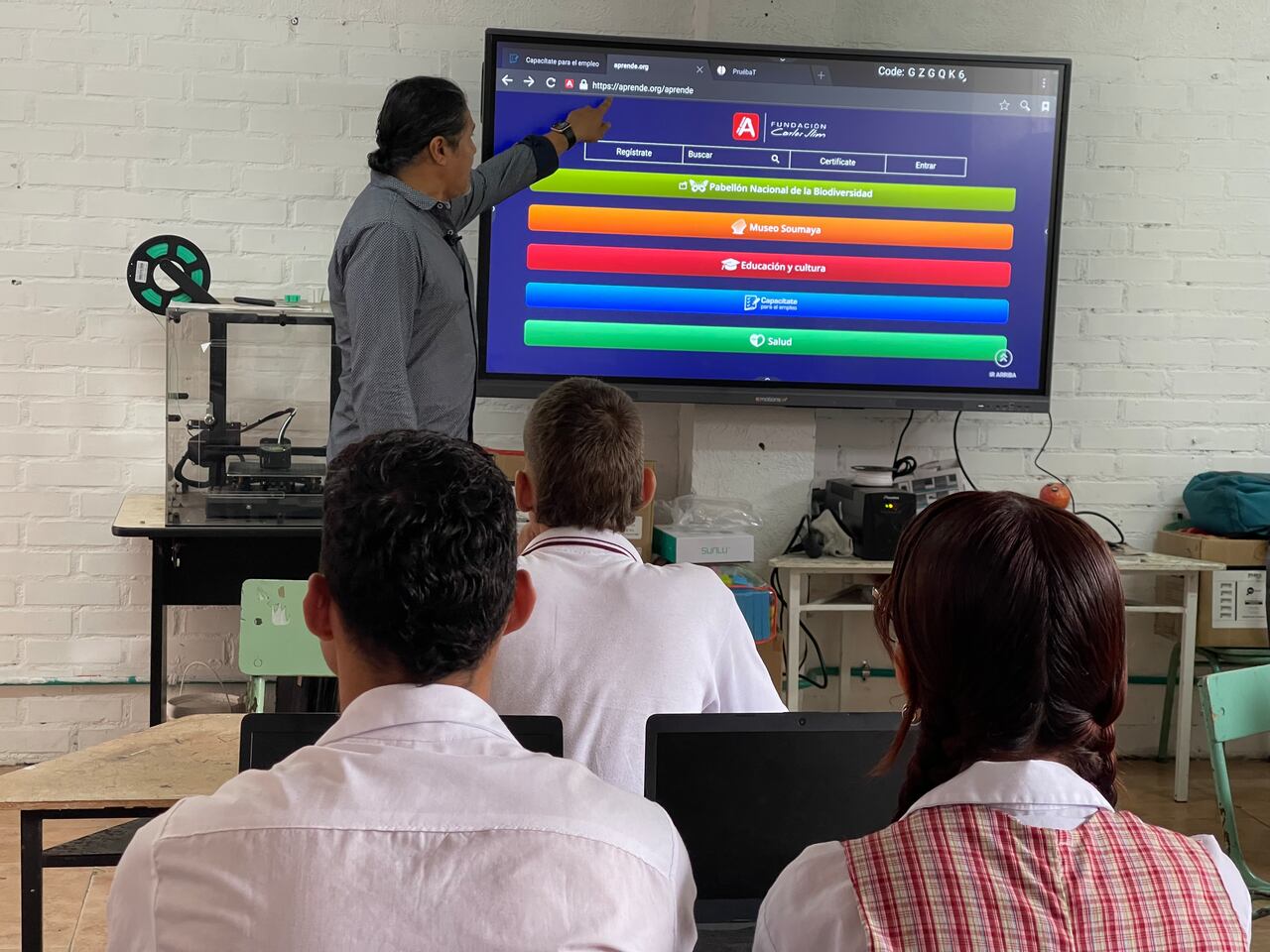 Más allá de lograr una conexión tecnológica, la iniciativa busca conectar sueños, abrir puertas y cerrar las brechas que limitan a los jóvenes en el país.