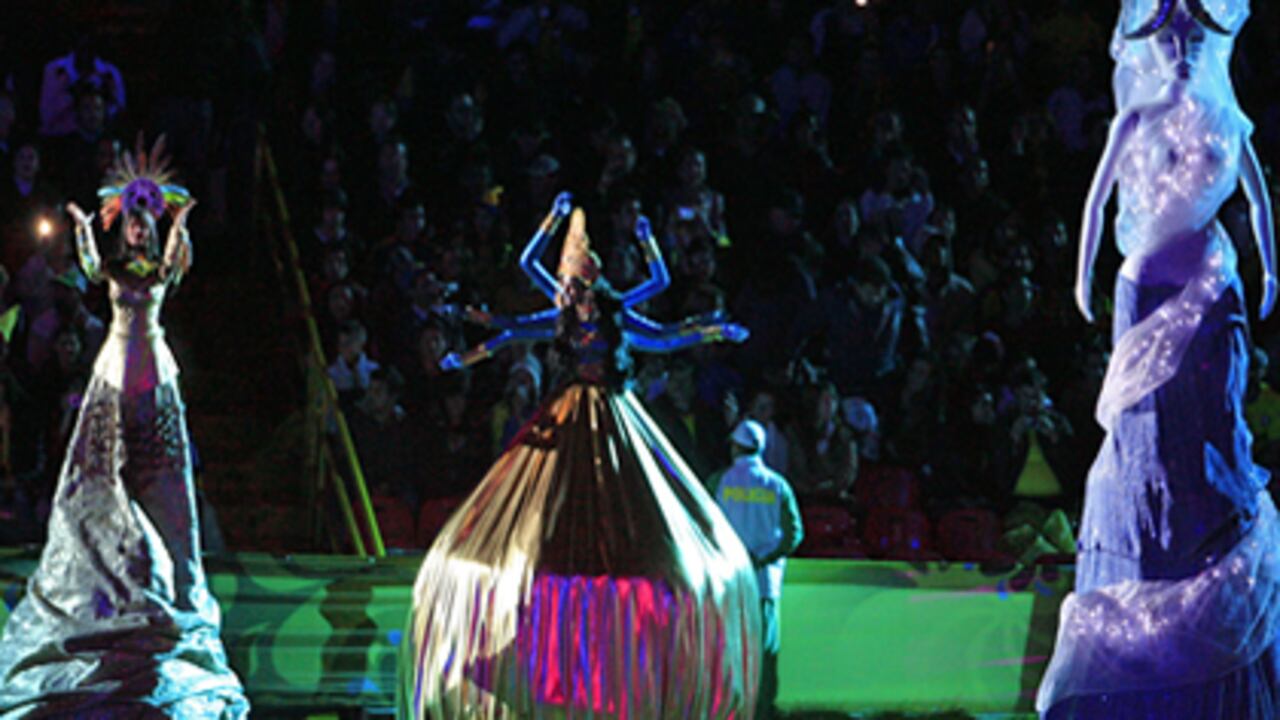 Un grupo de artistas participa en la ceremonia de clausura del Mundial Sub 20, en el estadio El Campín de Bogotá.