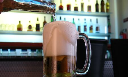 La recomendación para los pacientes con intestino irritable es evitar las bebidas alcohólicas, que pueden incrementar los síntomas.