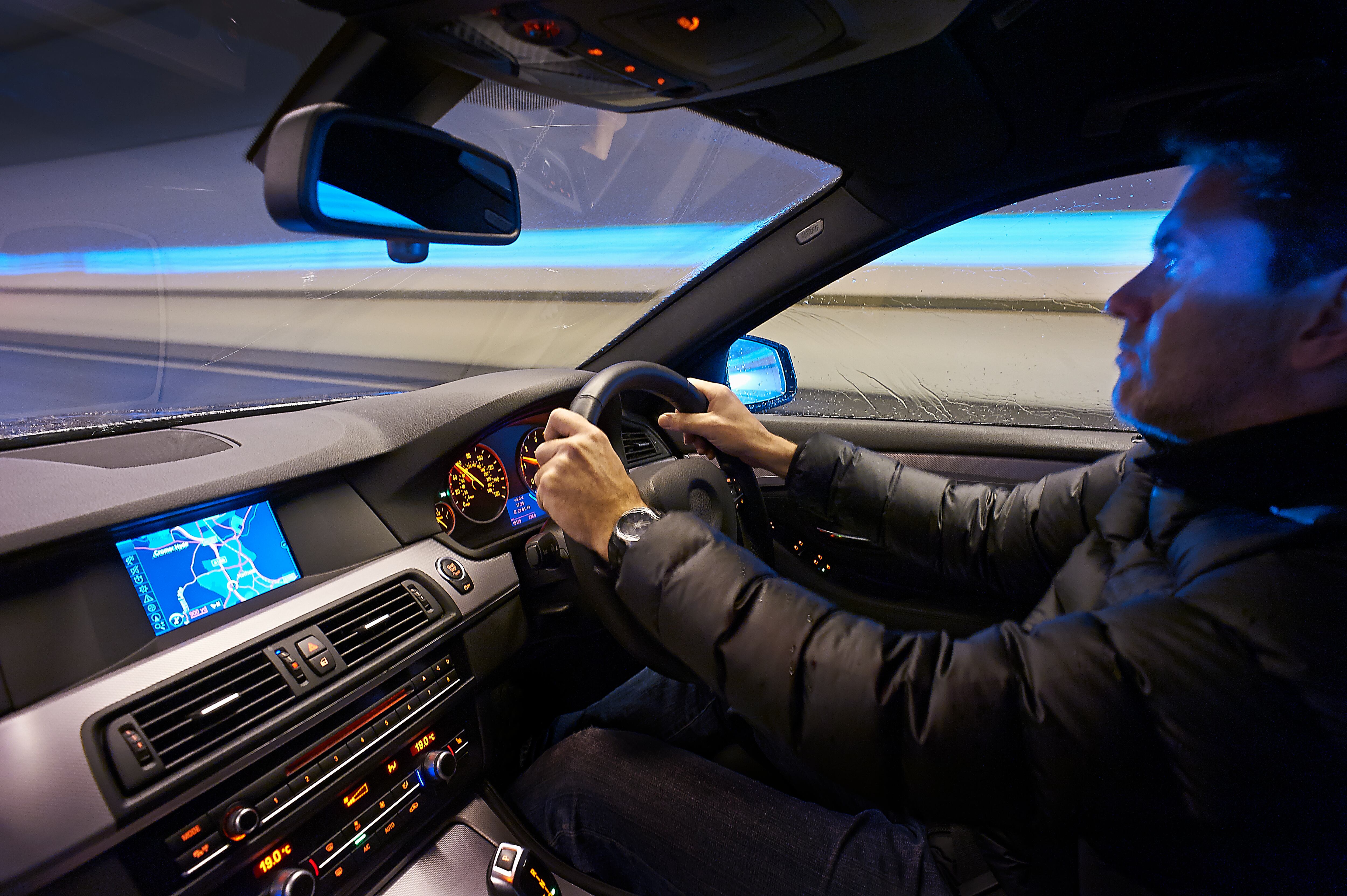 Son varios hechos históricos los que marcaron que en algunas regiones el volante del carro esté ubicado en la parte derecha del carro y se conduzca por la izquierda.