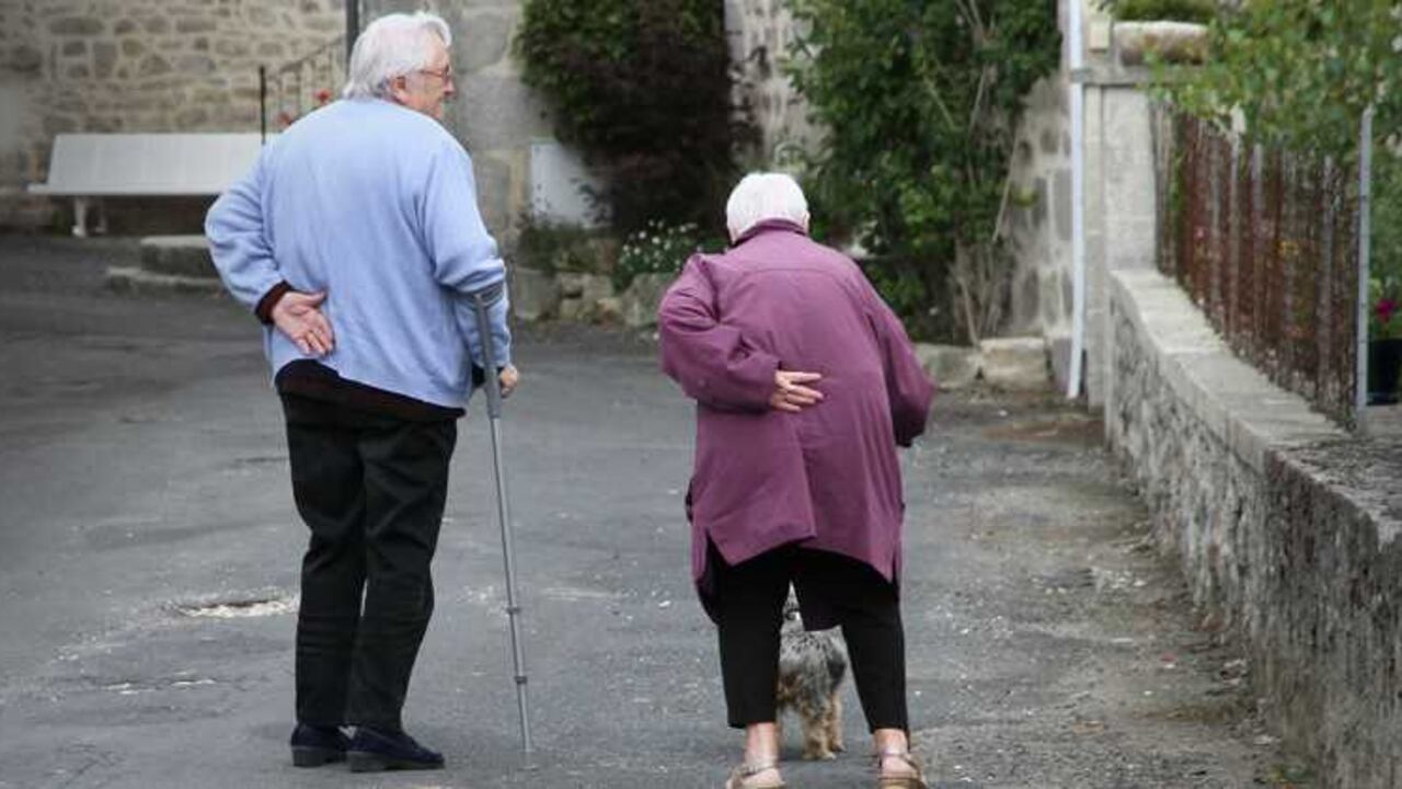 Las caídas generan el síndrome del “miedo a caer”. Este es un aspecto psicológico que afecta mucho a los adultos mayores, pues después de un accidente de estos no se sienten seguros en ningún momento.